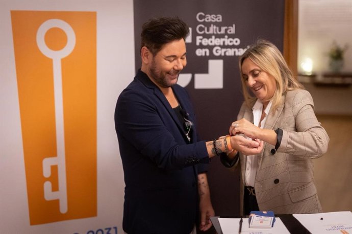 La alcaldesa de Granada, Marifrán Carazo, con el cantaor Miguel Poveda