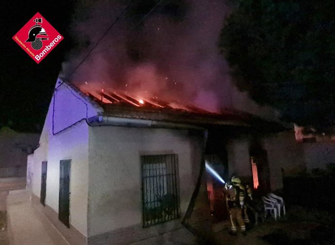 Apagan un incendio en una casa de Dolores tras pedir auxilio una mujer de 92 años que estaba dentro