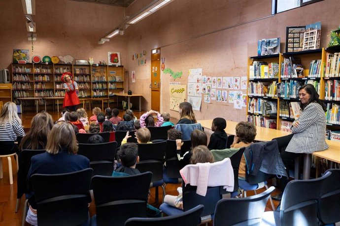 La concejal de Educación y vicepresidenta del Patronato Municipal de Educación y Bibliotecas, Paloma Espinosa, en un cuentacuentos en la Sala Infantil de la BPM María Moliner durante el Día de las Bibliotecas