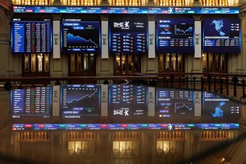 Archivo - Varios paneles del IBEX 35 en el Palacio de la Bolsa de Madrid, a 11 de abril de 2023, en Madrid (España).