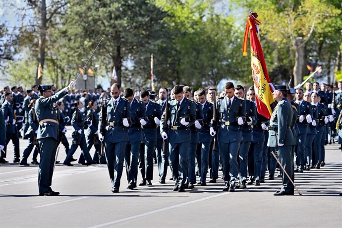 Archivo - Imágenes durante la jura de bandera de los alumnos de la Guardia Civil en la Academia de Baeza (Jaén)