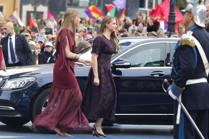 La Princesa Leonor y la Infanta Sofía a la entrada del Teatro Campoamor