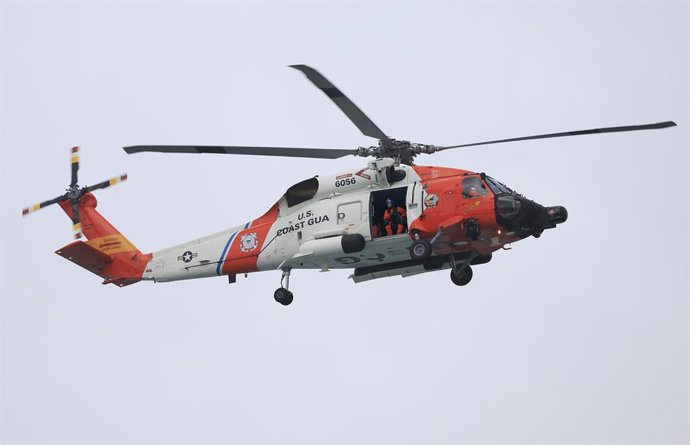 Archivo - 5 de maio de 2025 - San Diego, Califórnia, EUA - Um helicóptero da Guarda Costeira dos EUA patrulha a arrebentação onde uma panga suspeita de contrabando virou em Del Mar na madrugada de segunda-feira, 5 de maio de 2025. Três pessoas foram confi