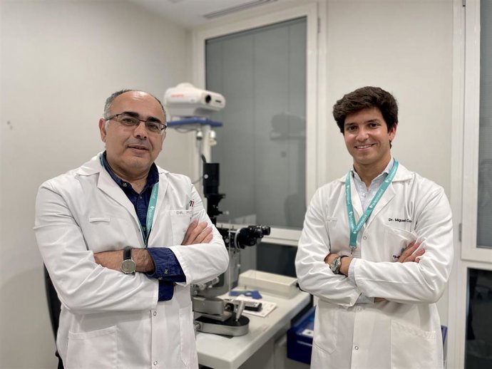 Los doctores del La Unidad de Cirugía Láser Ocular del Hospital Quirónsalud Infanta Luisa de Sevilla, Antonio Uceda y Miguel Contreras