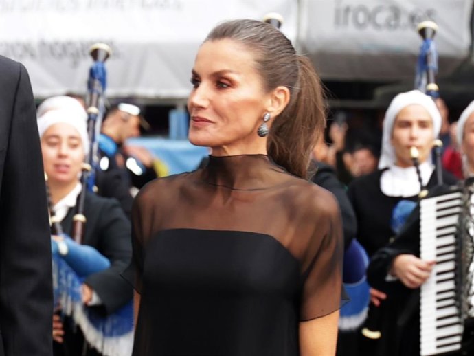 El Rey Felipe VI y la Reina Letizia, a su llegada al Teatro Campoamor para asistir a la ceremonia de entrega de los 'Premios Princesa de Asturias 2025', a 24 de octubre de 2025, en Oviedo, Asturias (España).