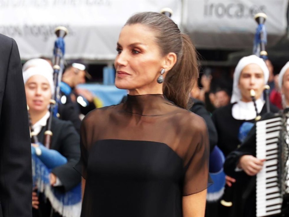 El Rey Felipe VI y la Reina Letizia, a su llegada al Teatro Campoamor para asistir a la ceremonia de entrega de los 'Premios Princesa de Asturias 2025', a 24 de octubre de 2025, en Oviedo, Asturias (España).