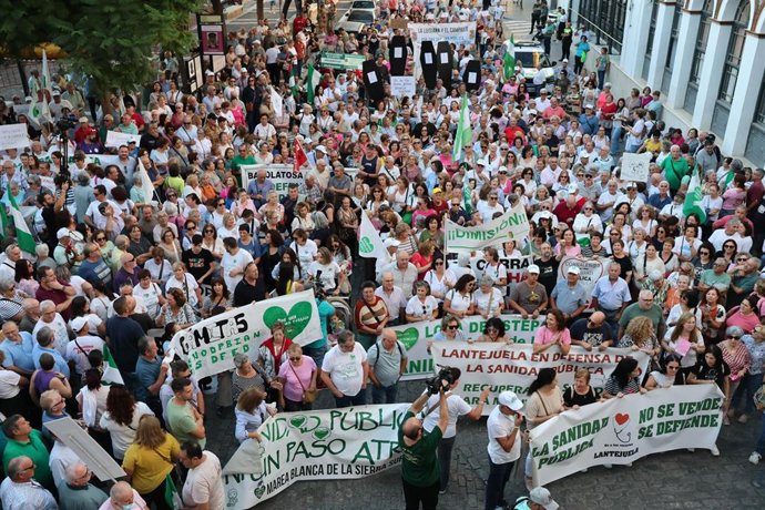 Movilización en defensa de la sanidad pública de los vecinos de la Sierra Sur de Sevilla en Osuna
