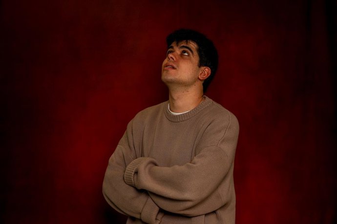 Archivo - El cantante Íñigo Quintero, posa para Europa Press, en The Music Republic, a 19 de abril de 2024, en Madrid (España). Quintero es un joven cantautor de 22 años que en 2023 revolucionó la plataforma digital Tiktok en apenas unas semanas, un fenóm