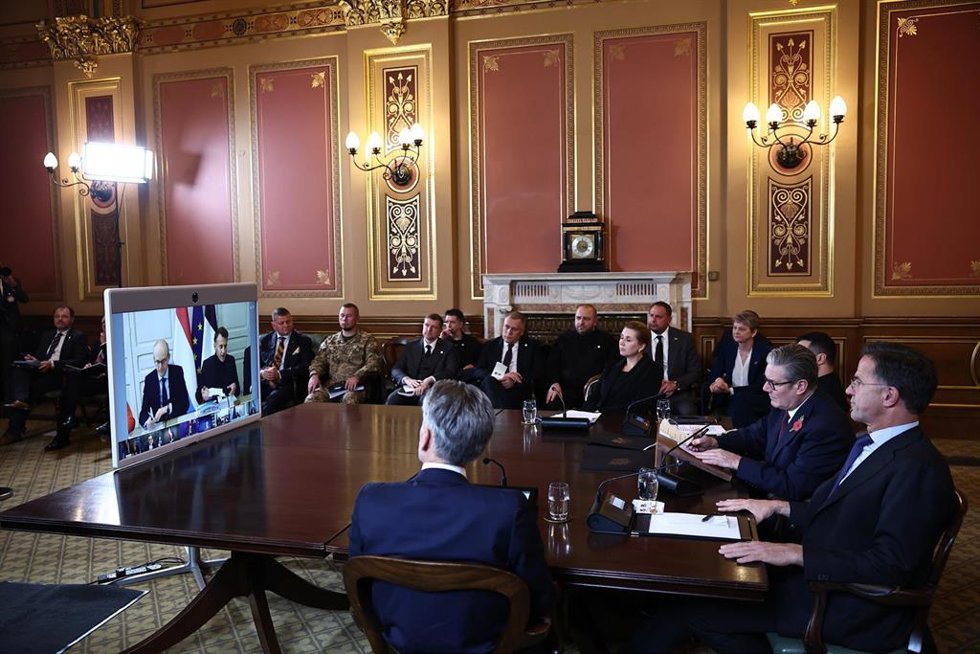 El primer ministro británico, Keir Starmer, acoge una reunión de la Coalición de los Voluntarios en la que participan presencialmente el presidente de Ucrania, Volodimir Zelenski, y el secretario general de la OTAN, Mark Rutte, entre otros.