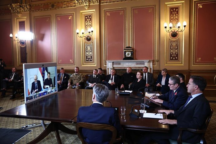 24 October 2025, United Kingdom, London: UK Prime Minister Keir Starmer sits with Ukraine's President Volodymyr Zelensky, NATO Secretary-General Mark Rutte and Dutch Prime Minister Dick Schoof, facing a screen with other participants joining by video link
