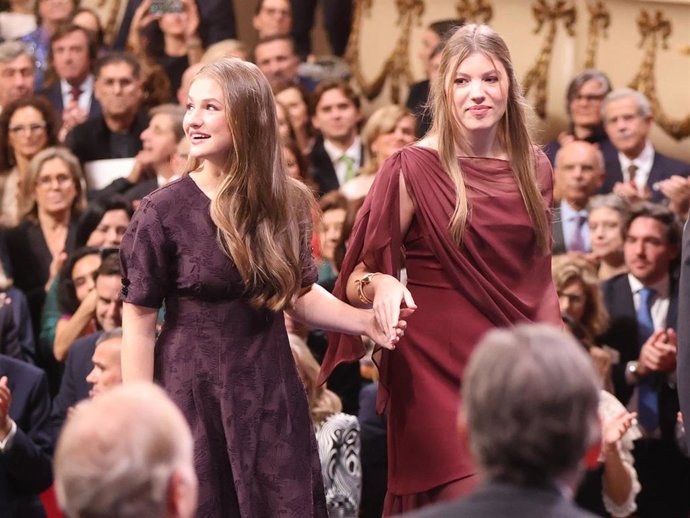 La Princesa Leonor, la Infanta Sofía, el Rey Felipe y la Reina Letizia a su llegada a la ceremonia de los Premios Princesa de Asturias 2025 celebrados en el Teatro Campoamor, a 24 de octubre de 2025, en Oviedo (España).