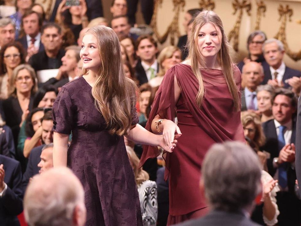 La Princesa Leonor, la Infanta Sofía, el Rey Felipe y la Reina Letizia a su llegada a la ceremonia de los Premios Princesa de Asturias 2025 celebrados en el Teatro Campoamor, a 24 de octubre de 2025, en Oviedo (España).