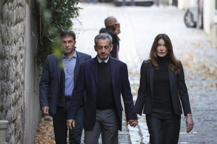 October 21, 2025, Paris, France, France: Rassemblement en soutien a Nicolas Sarkozy prÃs de son domicile dans le 16eme arrondissement de Paris ce mardi 21 octobre 2025 avant sa mise en dÃtention a la prison de la Sante - Nicolas Sarkozy et Carla Bruni