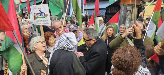 El director de la Semana Internacional de Cine de Valladolid (Seminci),  José Luis Cienfuegos, habla con las personas que se han concentrado frente al Teatro Calderón durante la alfobra del festival