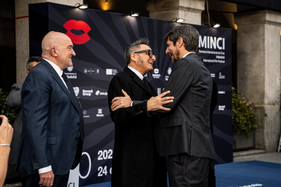 El ministro de Cultura, Ernest Urtasun, (i) junto al director de la Seminci, José Luis Cienfuegos.