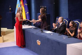 Serena Williams, Premio Princesa de Asturias de los Deportes 2025, recibe el galardón durante la ceremonia de los Premios Princesa de Asturias 2025 celebrados en el Teatro Campoamor, a 24 de octubre de 2025, en Oviedo (España). a Fundación Princesa de Ast