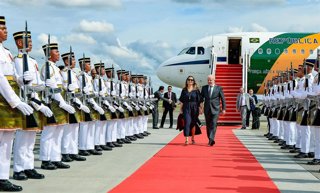 El presidente brasileño, Luiz Inácio Lula da Silva, junto a la primera dama Janja da Silva a su llegada a Kuala Lumpur, capital de Malasia.