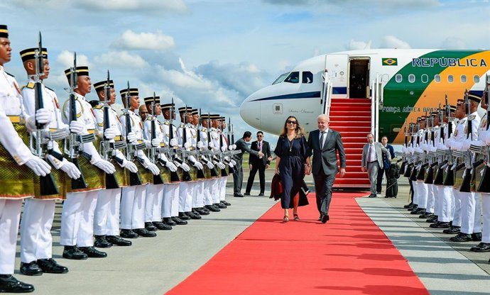 HANDOUT - 24 October 2025, Malaysia, Kuala Lumpur: Brazilian President Luiz Inacio Lula da Silva and First Lady Janja Lula da Silva arrive in Kuala Lumpur. Photo: Ricardo Stuckert/Agencia Brazil/dpa - ATENCIÓN: Sólo para uso editorial y mencionando el cré