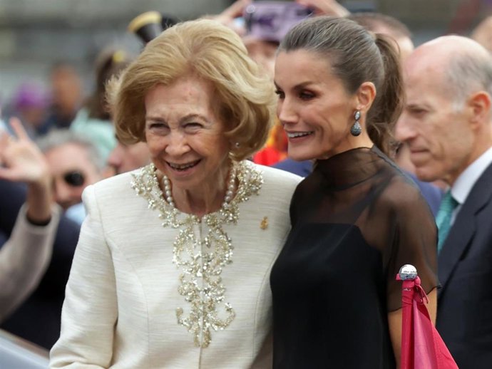 La Reina Sofía y la Reina Letizia, a su llegada al Teatro Campoamor para asistir a la ceremonia de entrega de los 'Premios Princesa de Asturias 2025', a 24 de octubre de 2025, en Oviedo, Asturias (España).