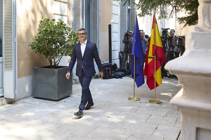 Archivo - El ministro de la Presidencia, Justicia y Relaciones con las Cortes, Félix Bolaños, tras una reunión con el presidente de la Autoridad Independiente de Protección del Informante, en el Palacio de Parcent, a 22 de agosto de 2025, en Madrid (Españ