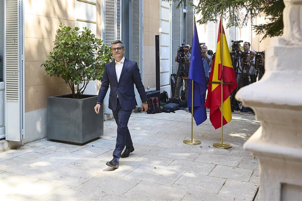 Archivo - El ministro de la Presidencia, Justicia y Relaciones con las Cortes, Félix Bolaños, tras una reunión con el presidente de la Autoridad Independiente de Protección del Informante, en el Palacio de Parcent, a 22 de agosto de 2025, en Madrid (Esp