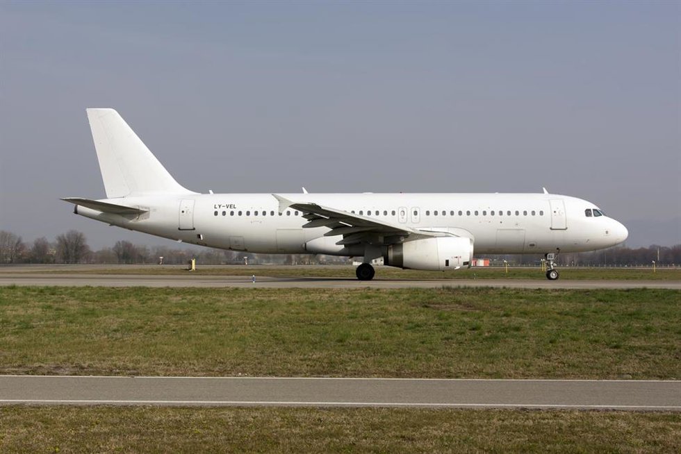 Archivo - Un avión Airbus 320 de la aerolínea lituana Avion Express 