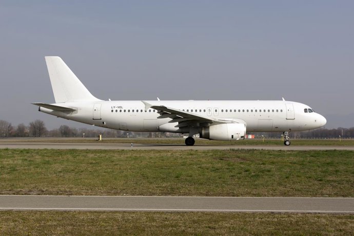 Archivo - March 4, 2023, Bergamo, Italy: An Avion Express Airbus 320 taxiing at Milan Bergamo Orio al Serio airport. Avion Express is a Lithuanian ACMI and aircraft leasing operator headquartered in Vilnius. The company is a part of Avia Solutions Group. 