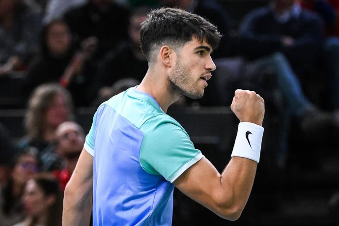 Archivo - 29 October 2024, France, Paris: Spanish tennis player Carlos Alcaraz celebrates a point against Chilean Nicolas Jarry during their men's singles round of 64 match of the Rolex Paris Masters tennis tournament at Accor Arena. Photo: Matthieu Mirvi