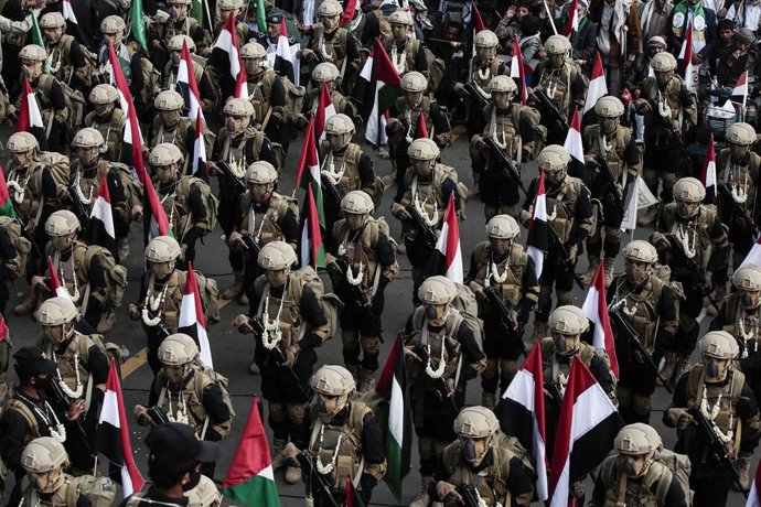 Archivo - FILED - 29 de agosto de 2025, Iêmen, Sanaa: Os combatentes Houthi do Iêmen participam de uma manifestação contra os Estados Unidos e Israel após os recentes ataques aéreos israelenses na capital do Iêmen e as operações militares em andamento de 