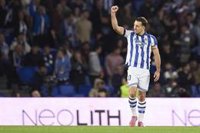 Un doblete de Oyarzabal saca los colores al Sevilla