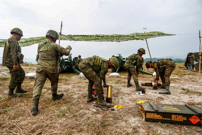Archivo - Arquivo - 14 de abril de 2023, New Clark City, New Clark City, Filipinas: Soldados do Exército filipino preparam projéteis de artilharia durante um exercício combinado de artilharia de campo com fogo real como parte dos exercícios militares Bali