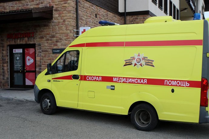 18 de outubro de 2025, Sochi, Rússia: Uma ambulância está de plantão na Vila Olímpica da Montanha no Território de Krasnodar, perto de Sochi.