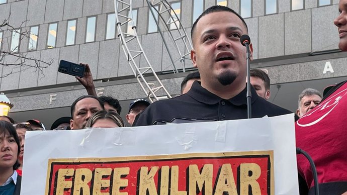 2 de outubro de 2025: Kilmar Abrego Garcia fala do lado de fora do escritório do Departamento de Imigração e Alfândega dos EUA em Baltimore.