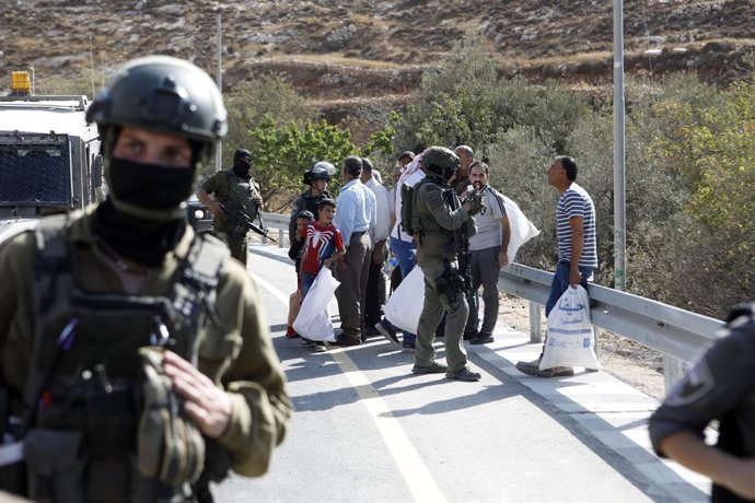 HEBRON, 25 de outubro de 2025 -- Membros das forças israelenses impedem que os palestinos colham azeitonas no leste de Hebron, na Cisjordânia, em 23 de outubro de 2025.
