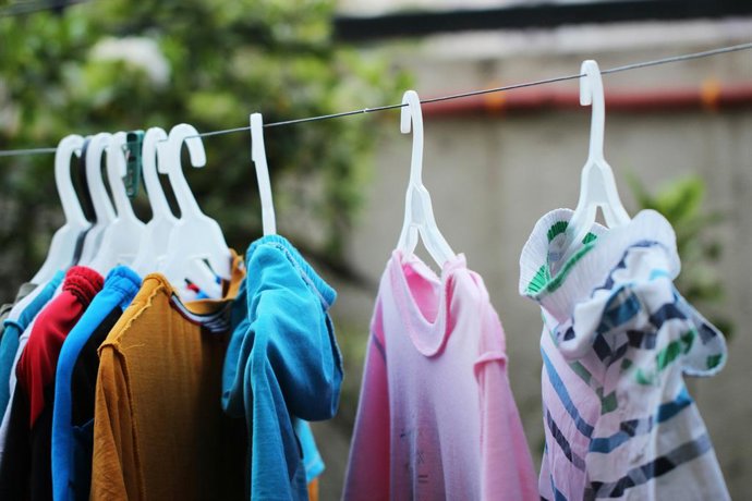 A solução definitiva para secar roupas em dias chuvosos: mais econômica do que uma secadora de roupas.