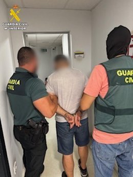 La operación se ha saldado con tres detenidos.