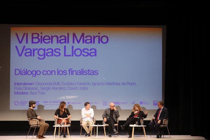 Tertulia de los finalisas de la VI Bienal Vargas Llosa en el acto de inauguración el pasado miércoles en el Gran Teatro de Cáceres