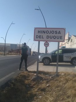 Archivo - Imagen de un agente de la Guardia Civil en Hinojosa del Duque en Córdoba.