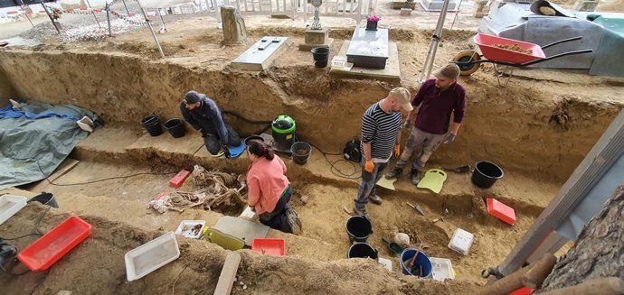Trabajos de exhumación de la fosa común del cementerio de Ejea de los Caballeros (Zaragoza).