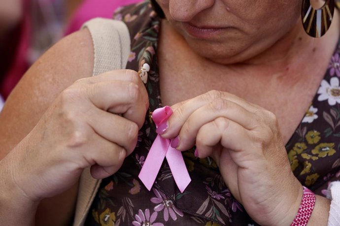 Mobilização cidadã pelas falhas no rastreamento do câncer de mama em Málaga. Em 10 de outubro de 2025, em Málaga (Andaluzia, Espanha). Mobilização de cidadãos contra as falhas no rastreamento do câncer de mama em frente à Delegação de Saúde da Junta de An