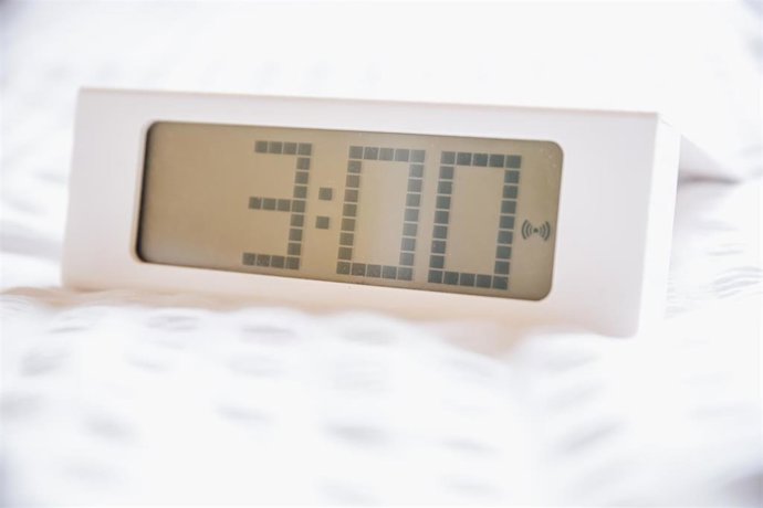Archivo - Un reloj digital marca las 3:00 horas, a 24 de marzo de 2022, en Madrid (España). En la madrugada del sábado 26 de marzo al domingo 27, las 02.00 horas serán las 03.00 horas. Desde hace 82 años, con la llegada de la primavera, el último sábado d