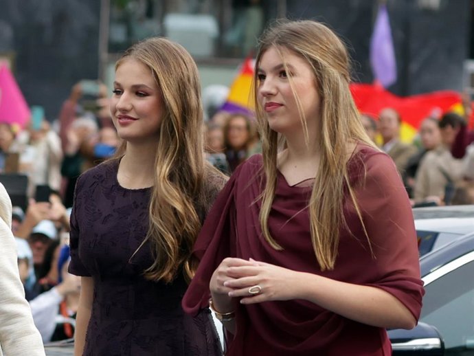 La Reina Sofía, la princesa Leonor, y la Infanta Sofía a su llegada al Teatro Campoamor para asistir a la ceremonia de entrega de los 'Premios Princesa de Asturias 2025', a 24 de octubre de 2025, en Oviedo, Asturias (España).