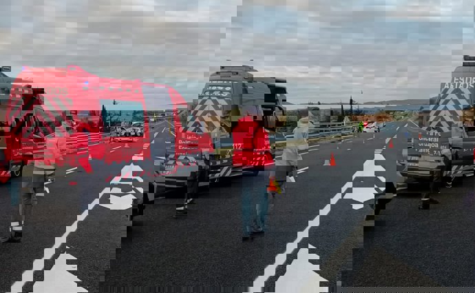 Dos heridas al chocar contra un vehículo parado en el arcén en la A-12, en Obanos