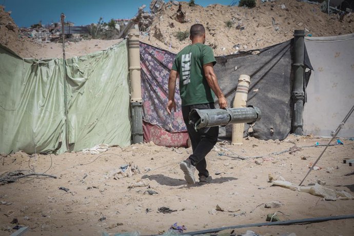 Archivo - Arquivo - 14 de maio de 2024, Gaza, Gaza, Palestina: Cartuchos das IDF e restos de foguetes Postes de tendas Um palestino cuja casa foi destruída pela guerra na cidade de Khan Younis, no sul da Faixa de Gaza