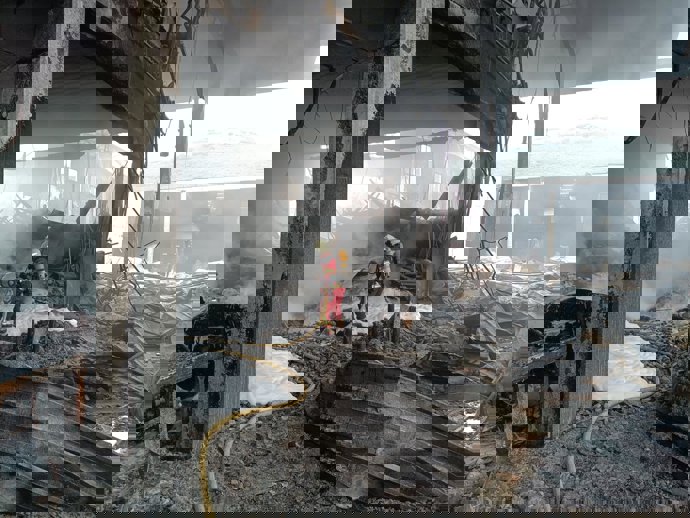 Bomberos realizando labores de refrigeración