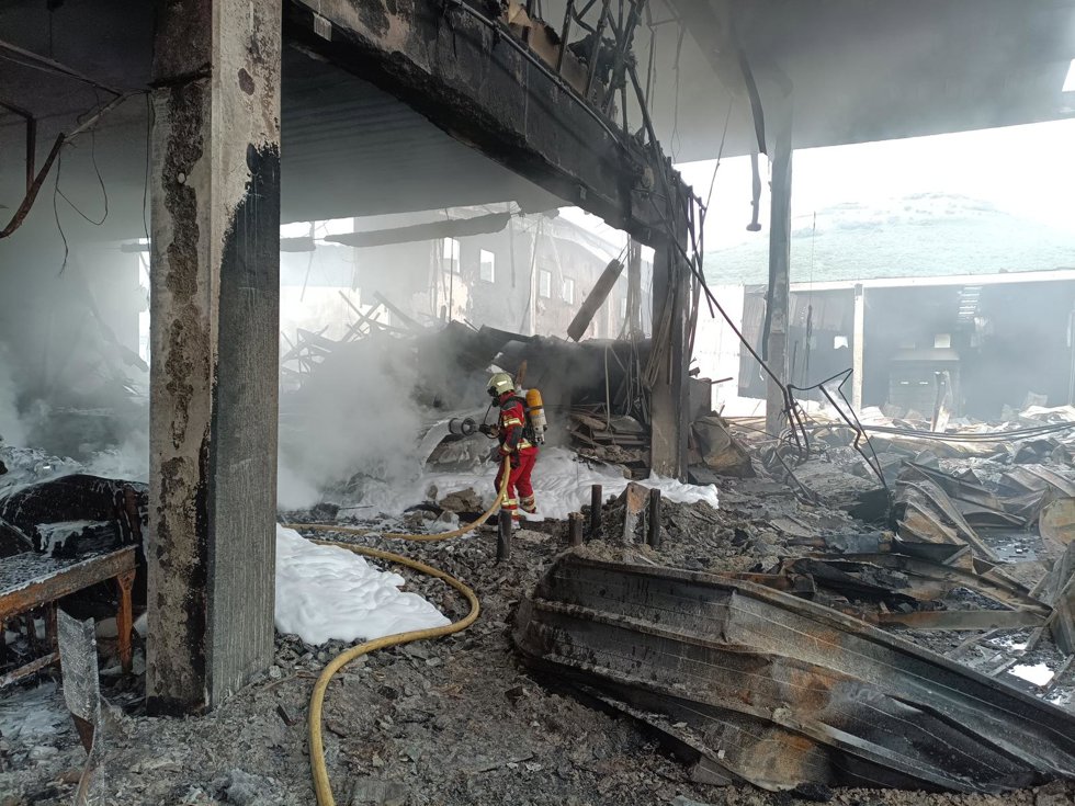 Bomberos realizando labores de refrigeración