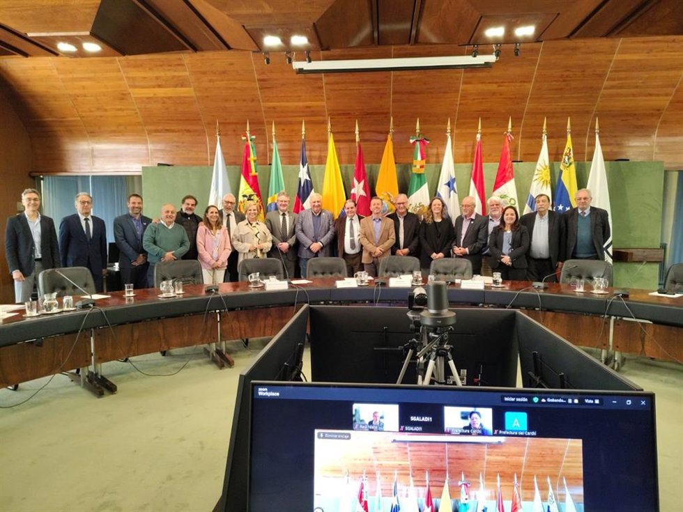 La diputada de Cultura, Gracia Baquero, y la jefa de servicio de Cooperación internacional y Oficina Iberoamericana, María Concepción Salas han formado parte del Encuentro Internacional de Cuencias Transfronterizas por la Paz en Montevideo (Uruguay).