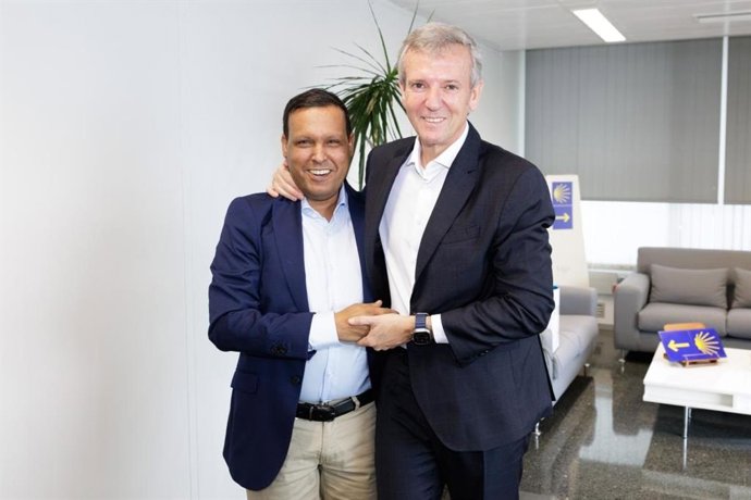 El presidente de la Xunta, Alfonso Rueda, con el hasta ahora delegado del pueblo saharaui en Galicia, Mohamed Mehdi