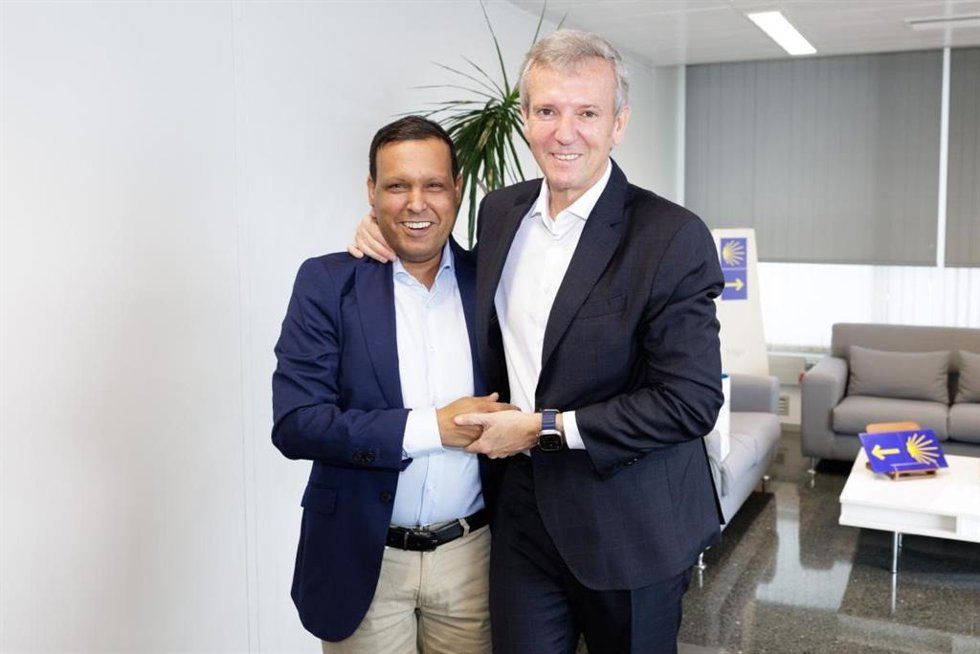 El presidente de la Xunta, Alfonso Rueda, con el hasta ahora delegado del pueblo saharaui en Galicia, Mohamed Mehdi