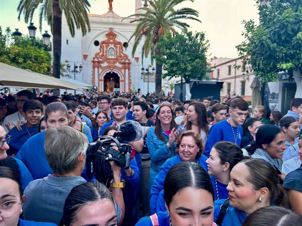 La consejera de Inclusión Social, Loles López, en la peregrinación de la juventud a la aldea del Rocío, en Almonte (Huelva).